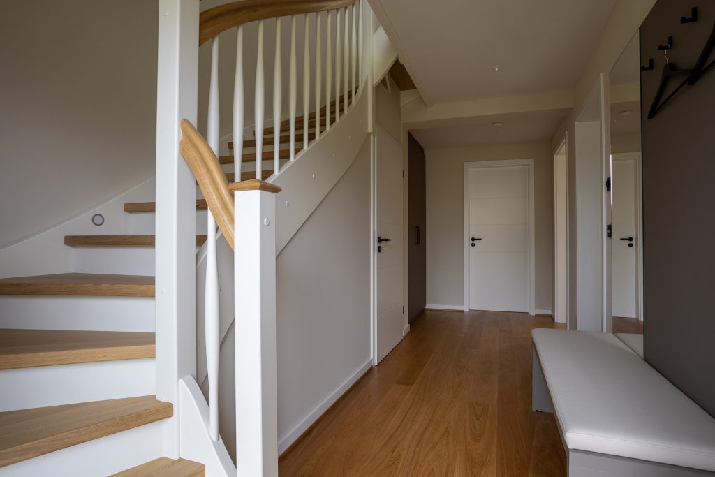 treppe ferienwohnung rechts